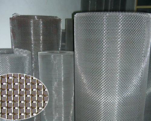 东莞不锈钢网相比于铁丝网，在耐久性和维护成本上有何显著不同？